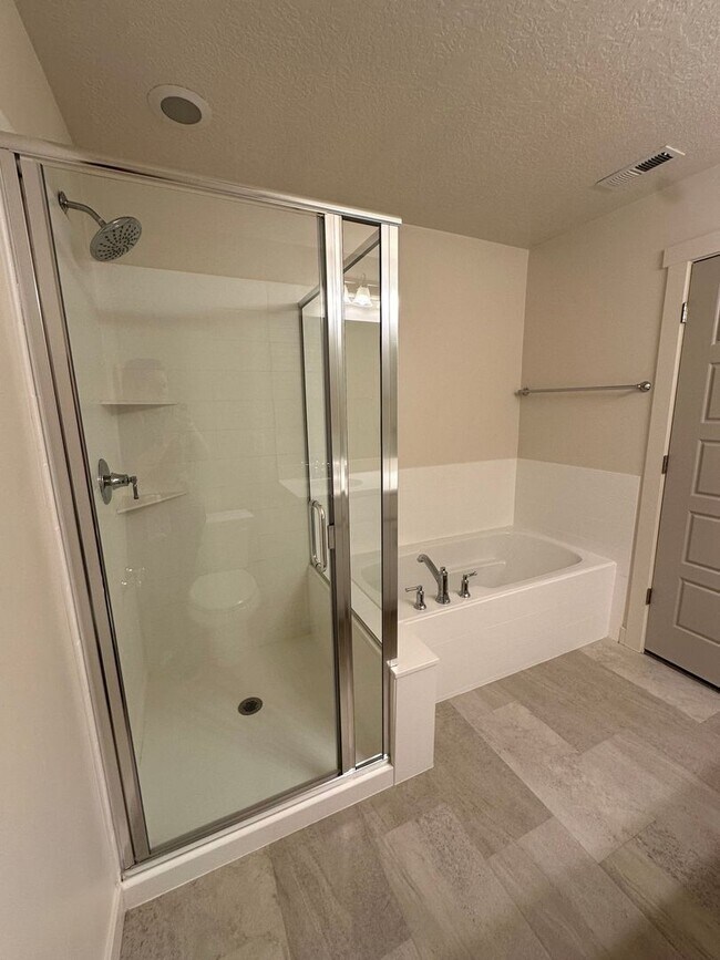 Building Photo - Gorgeous Townhome!!!