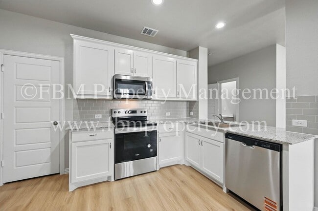 Building Photo - 2117 Luna Dr
