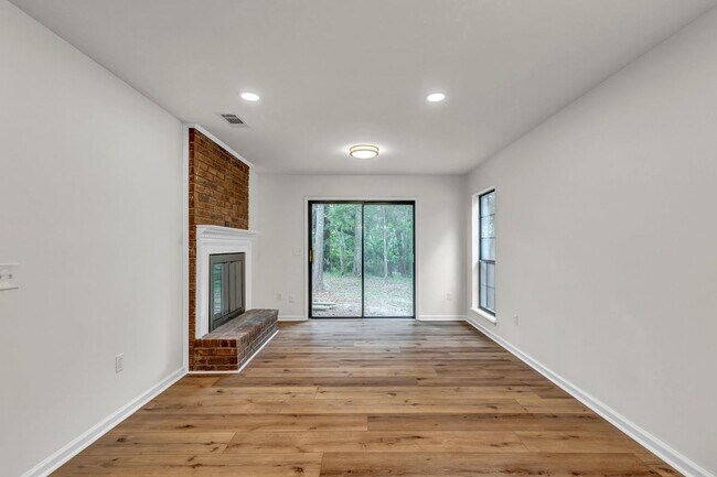 Building Photo - Beautifully Renovated 3 bed/2.5 bath in Ri...