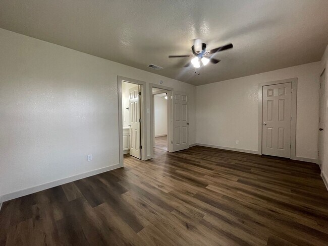 Building Photo - AVAILABLE NOW 2 BEDROOM 2 BATH DUPLEX IN S...