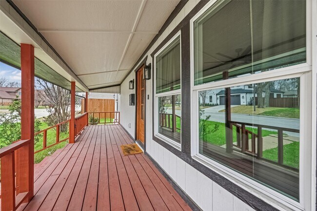 Building Photo - 508 W White Ave