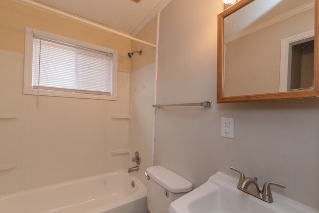Building Photo - SECTION 8 ACCEPTED! - Cozy 2-Bedroom Home ...