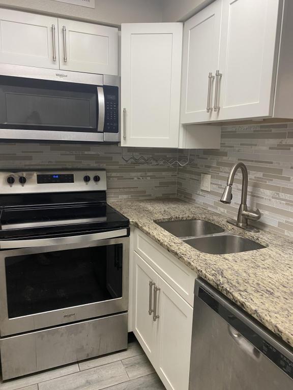 Building Photo - 3950 Atrium Dr