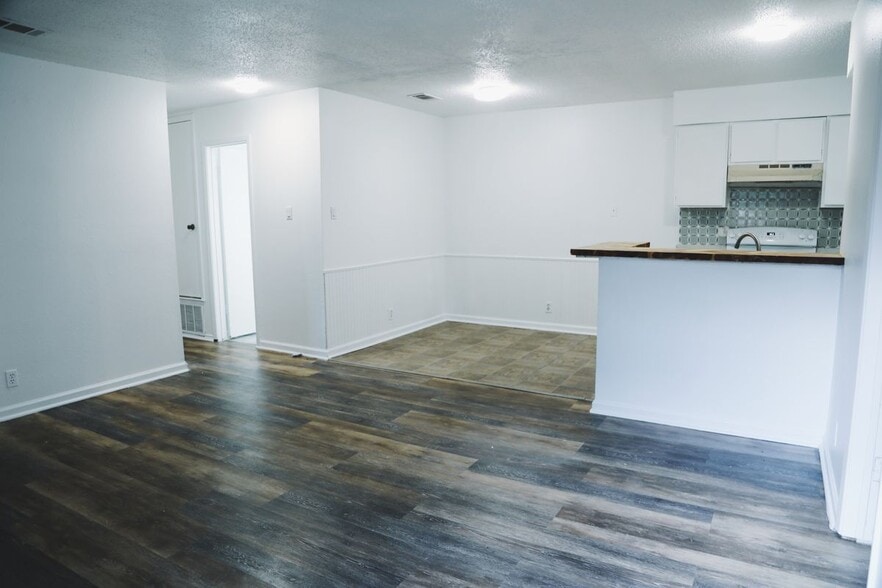 Building Photo - 9906 Hundred Oaks Cir