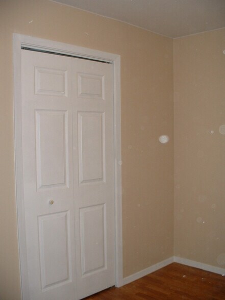 Building Photo - 717 6th Ave