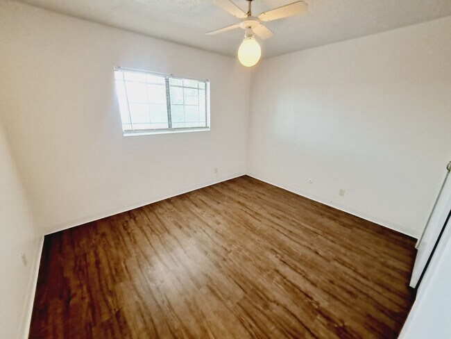 Building Photo - 3618 Lafayette Dr NE