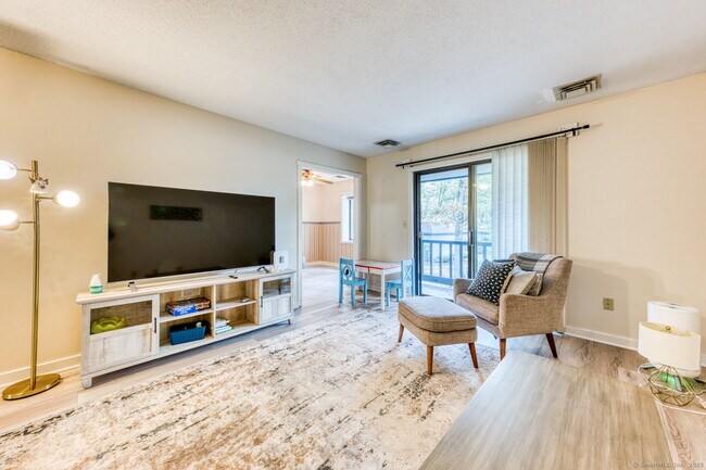 Building Photo - 10 Deepwood Dr