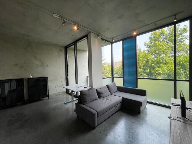 Building Photo - Awesome 1BR Loft Style Condo Overlooking M...