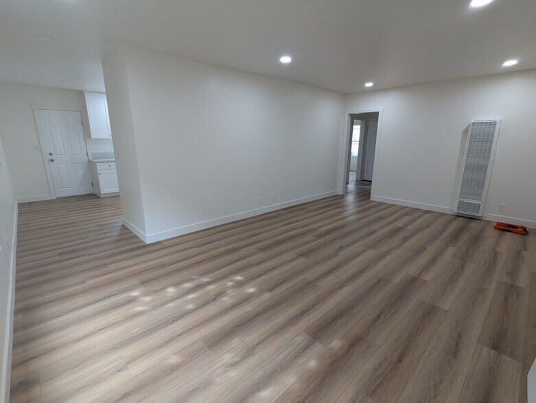 Building Photo - 613 Illinois Ct