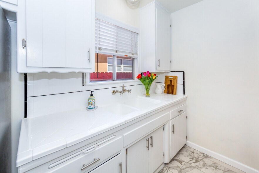 Building Photo - 2232 S Carmelina Ave