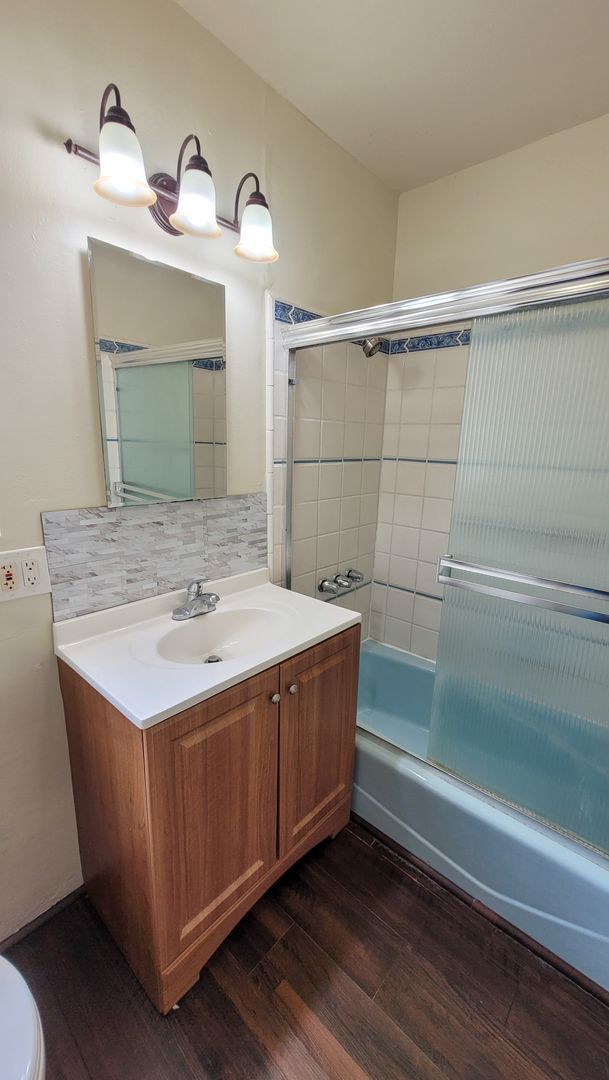 Building Photo - Downstairs 2 Bed 1 Bath with Carport and O...