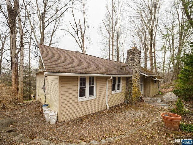 Building Photo - 240 Acabonack Rd