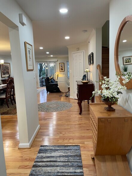 Building Photo - 203A Locust St SE