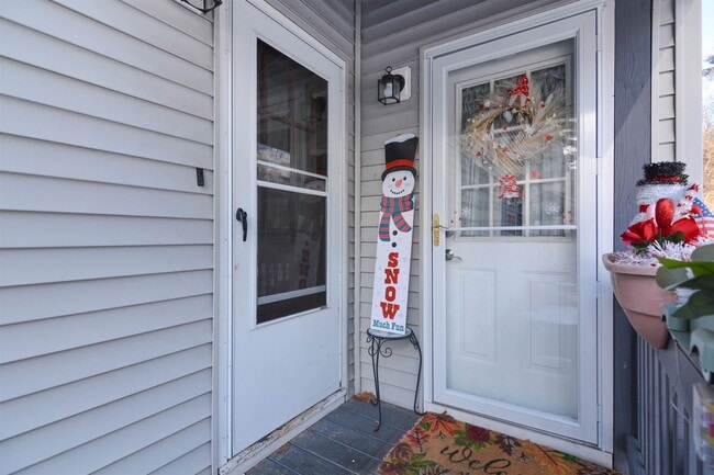 Building Photo - 3 Holly Ln