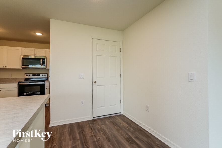 Building Photo - 2204 NE 22nd Pl