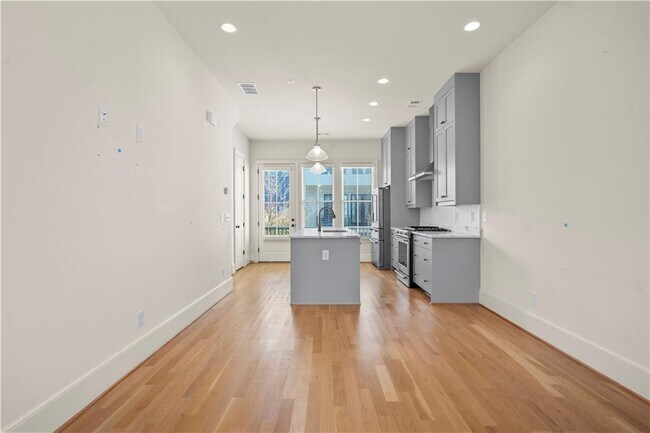 Building Photo - 689 Fraser St SE