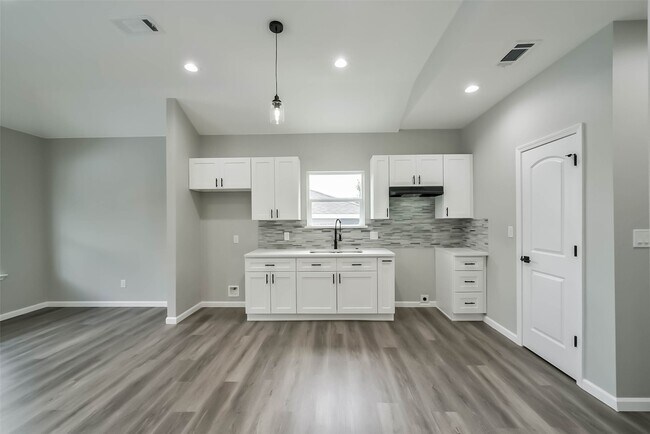 Building Photo - 3007 Bringhurst St