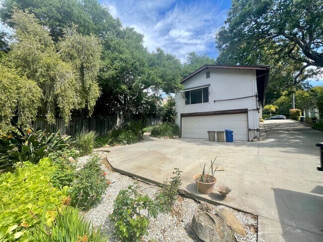 Building Photo - 2021 Anacapa St