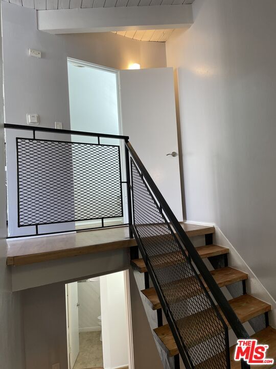 Building Photo - 2154 N Beverly Glen Blvd