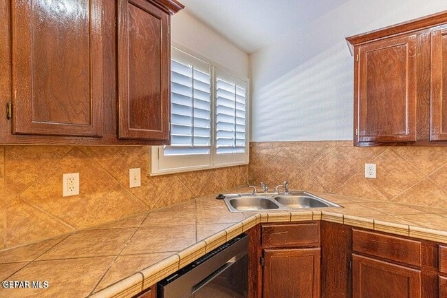 Building Photo - 2080 Shreya St