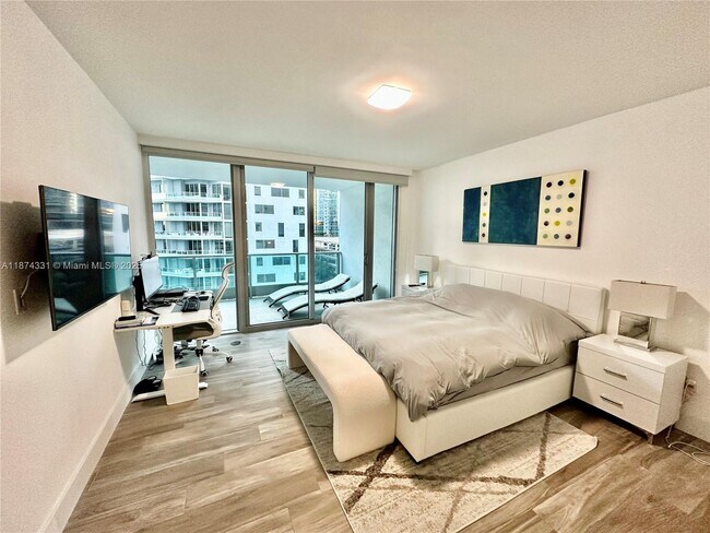 Building Photo - 1331 Brickell Bay Dr