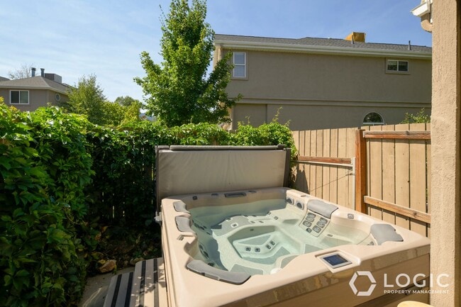 Building Photo - Fully Furnished Row End Townhome!
