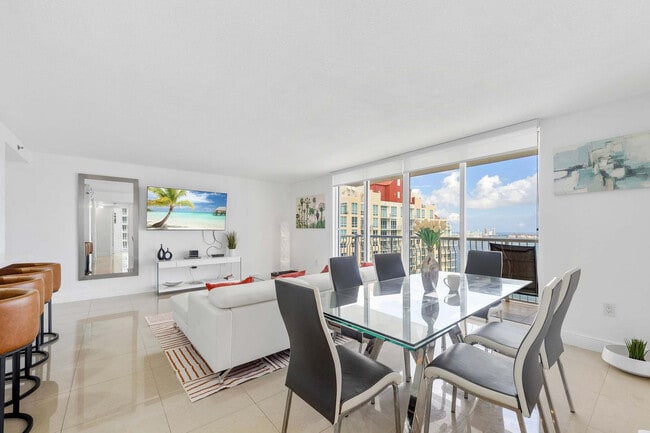 Building Photo - 1200 Brickell Bay Dr