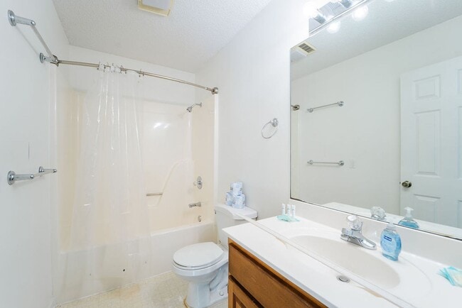 Building Photo - 4 bed, 3 bath, home with privet sunroom off master.