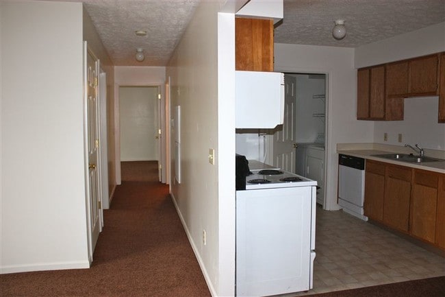 Building Photo - 3 br, 2 bath Apartment - Evergreen Apartments