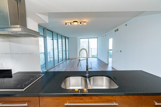 Building Photo - 495 Brickell Ave