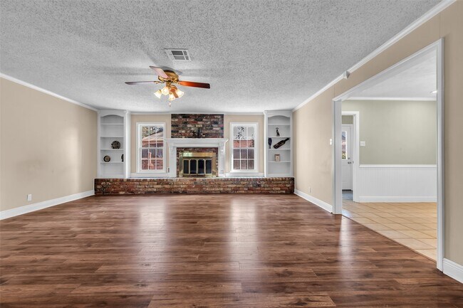 Building Photo - 23826 Farm Hill Dr