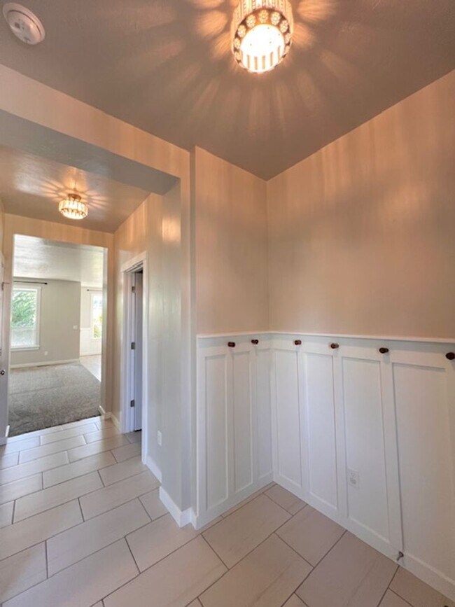 Building Photo - Beautiful 4 Bed, 2.5 Bath Plus Office in S...
