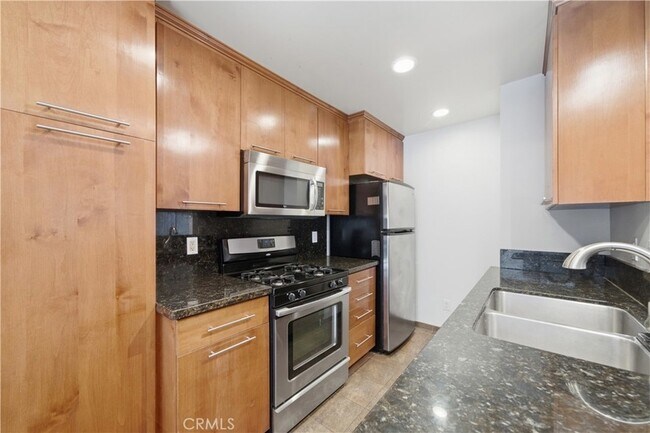 Building Photo - 1554 N Hobart Blvd