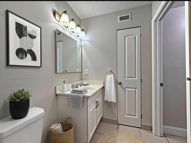 Building Photo - 631 Lyons Rd