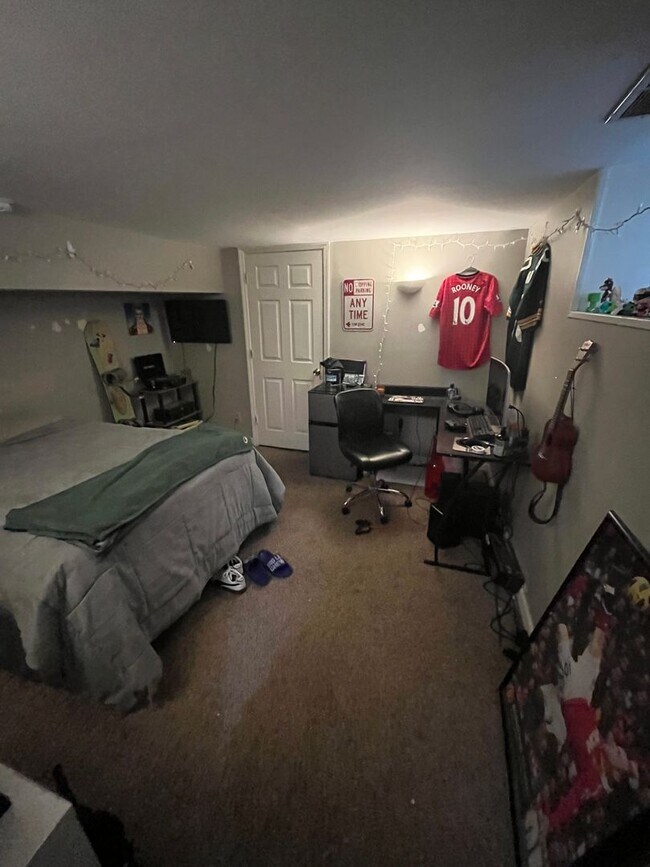 Building Photo - Five Bedroom Available for 26-27 School Year!