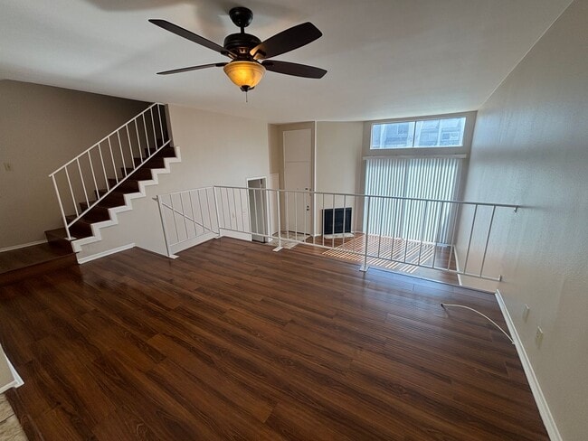 Building Photo - Beautiful 3-Bedroom Townhome in Chatsworth!