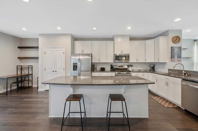 Building Photo - 337 Roche Dr