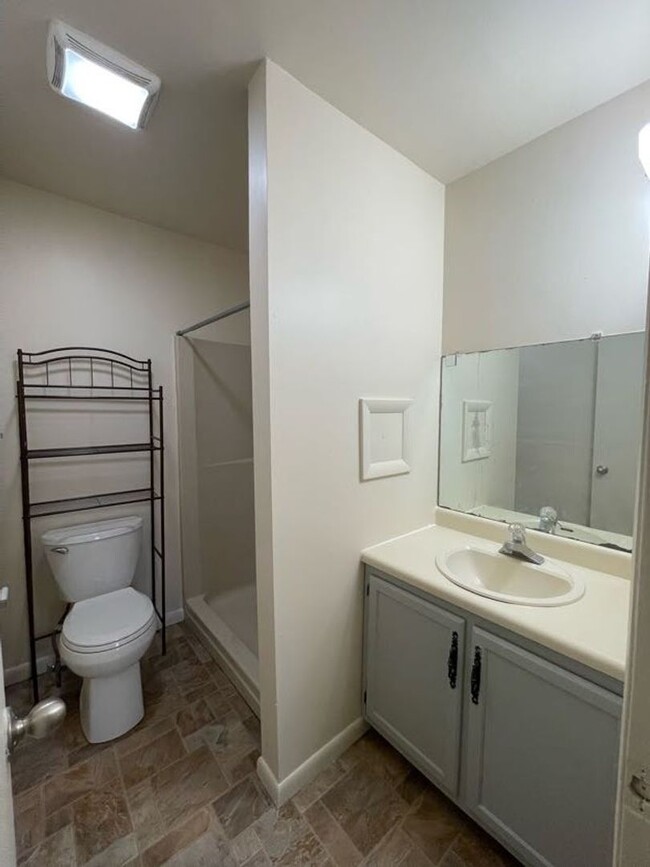 Building Photo - Recently updated Laurel Springs 2 bedroom ...