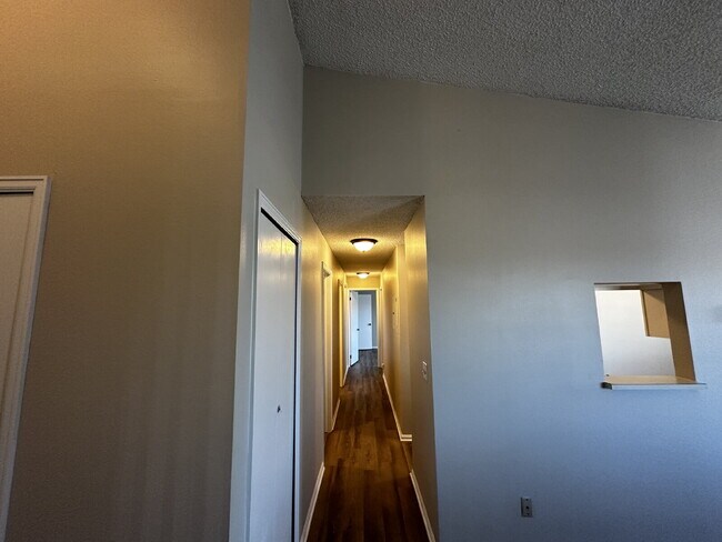 Building Photo - Beautiful Top Floor Condo with Great Views!