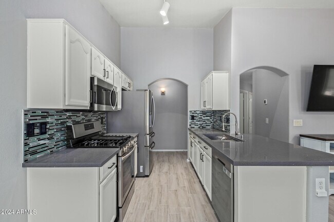 Building Photo - 983 E Palomino Way