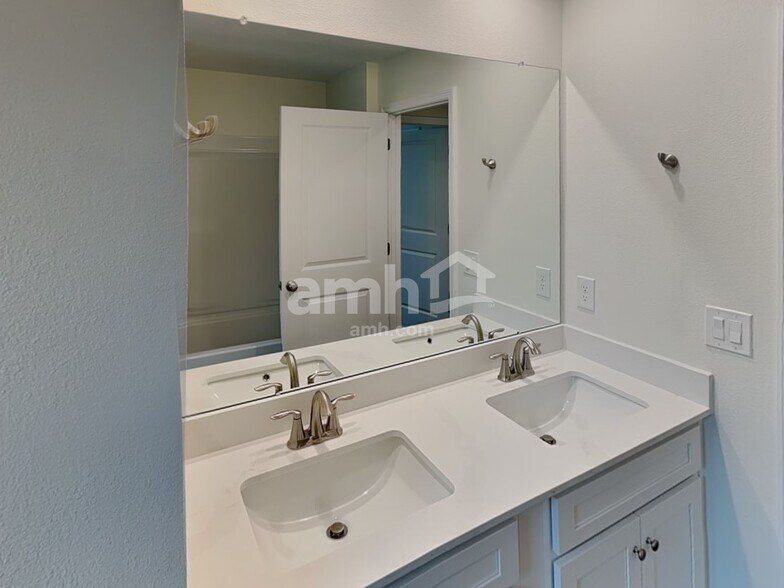 Building Photo - 5709 Oesterle Rd