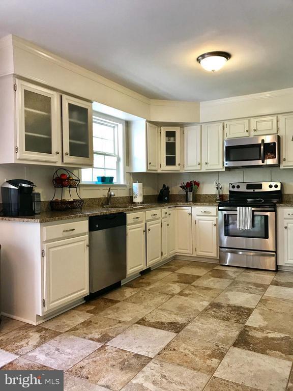 Building Photo - 8 Plumosa Dr