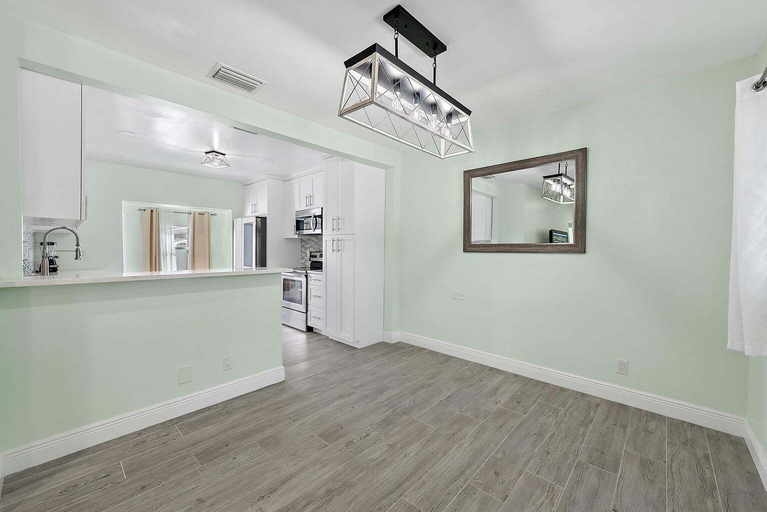 Building Photo - 135 E 28th St