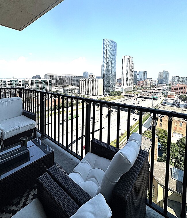 Building Photo - 210 S Desplaines St