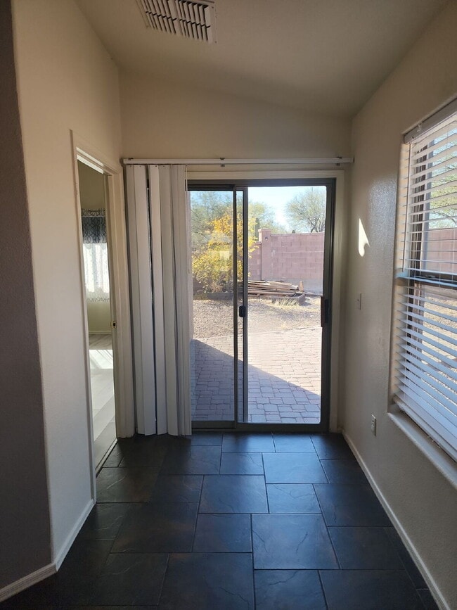 Building Photo - "Charming 3-Bedroom Oasis in Sahuarita - Spacious Living Awaits!"