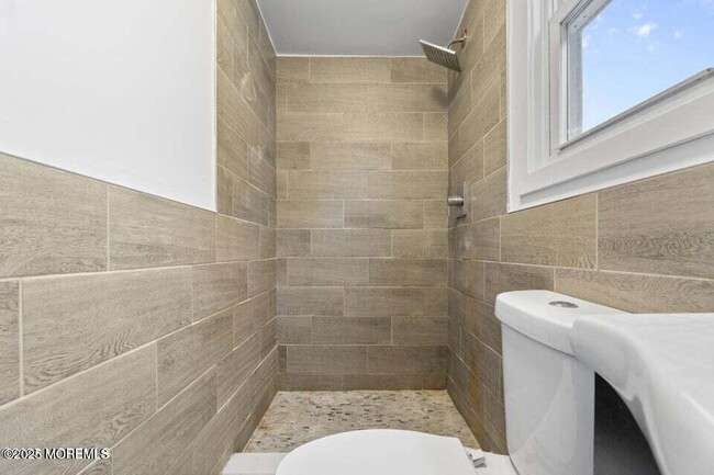 Building Photo - 207 Oakwood Ave