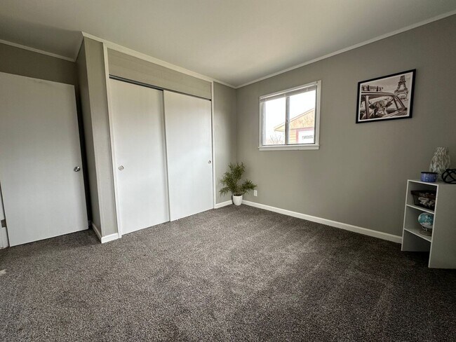 Building Photo - Spacious 2 bed, 1 bath home for rent in NE Waterloo available IMMEDIATELY .