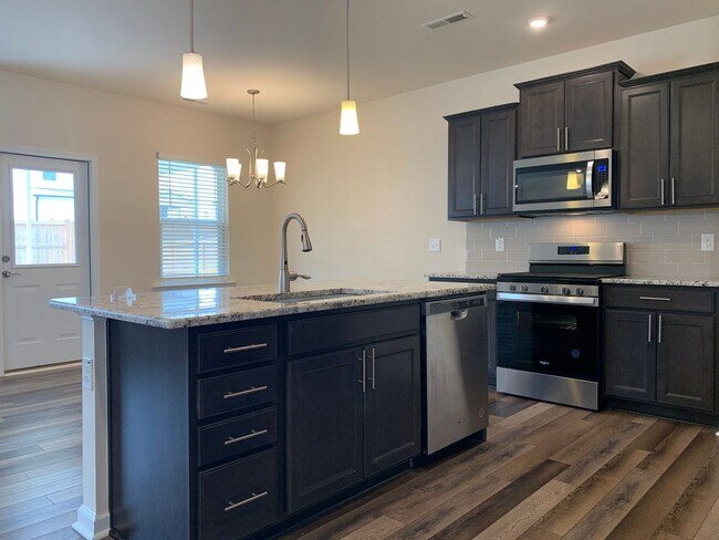 Building Photo - AMAZING LOCATION, Fantastic 3 Bed Home, In...