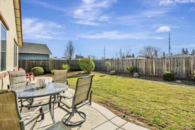 Building Photo - Gorgeous 3 Bedroom 2 Bath 2 Car Garage Sin...
