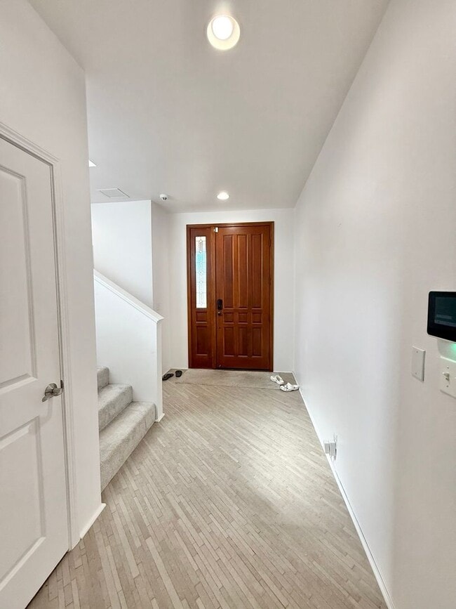 Building Photo - Beautiful 4-Bedroom, 3-Bath Former Model H...